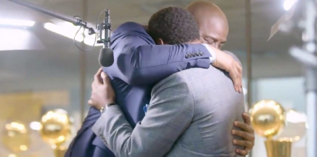 Il commovente abbraccio tra Magic Johnson ed Isiah Thomas (foto da: youtube.com)