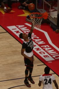 Markelle Fultz realizza un canestro durante gli scorsi McDonald's All American.