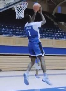 Harry Giles schiaccia durante un allenamento con Duke.