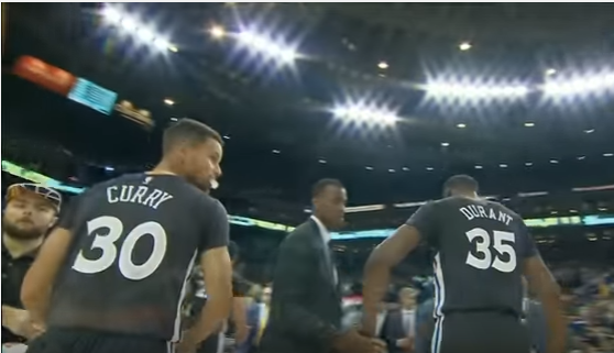 Stephen Curry e Kevin Durant, 62 punti in due nella vittoria contro i Timberwolves (foto da NBA Conference YouTube Channel)