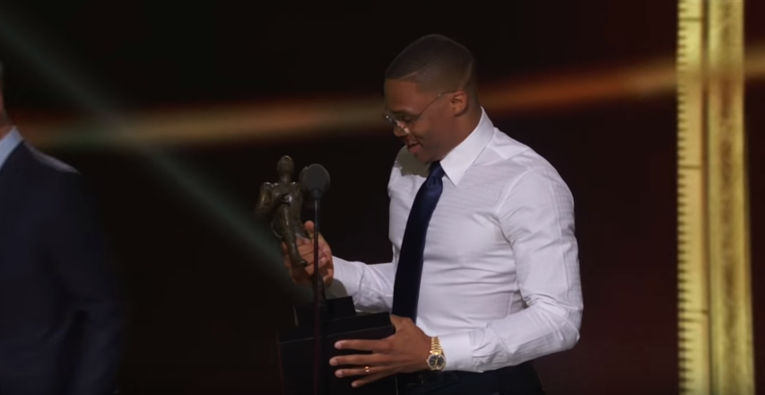 26 Giugno 2017, Russell Westbrook riceve dalle mani del Commissioner Adam Silver il premio di MVP (foto da: youtube.com)
