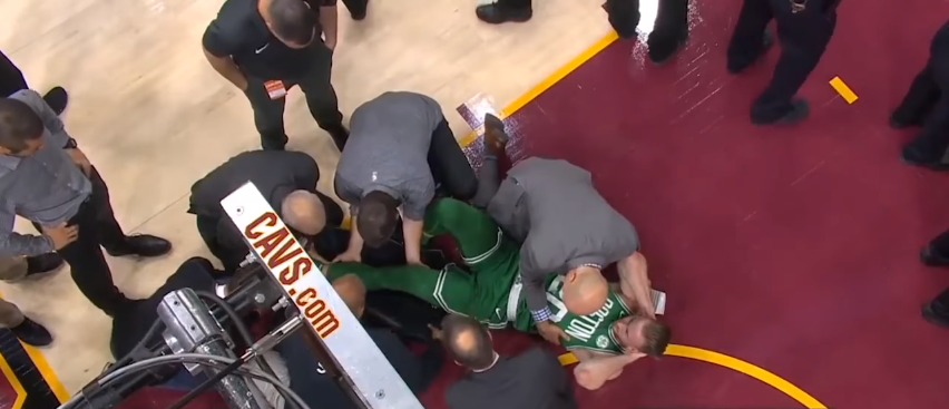 Gli attimi di poco successivi all'infortunio di Gordon Ahyward,
 nell'opening night tra Cavs e Celtics (foto da: youtube.com)