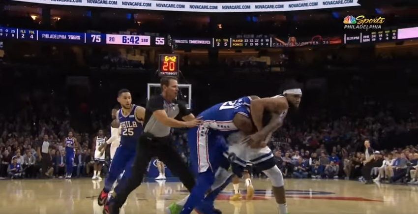 La rissa tra Joel Embiid e Karl-Anthony Towns, che ha caratterizzato il match tra Sixers e Twolves del 30 Ottobre (foto da: youtube.com)